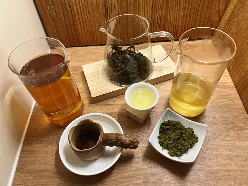 Infusión de Té tostado Hojicha y Sencha japonés